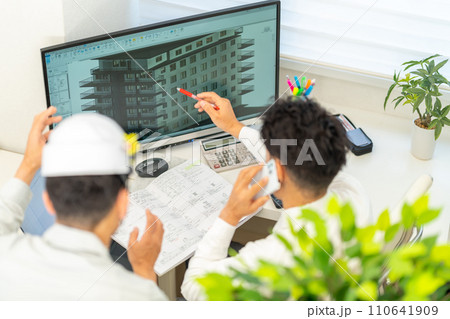 三次元CAD　立体的　3DCG　建築設計　プロジェクト管理　外観　2人　スマホ 110641909