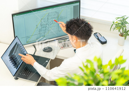 工事工程表を説明する男性一級建築士　ネットワーク工程表　工事監理 110641912