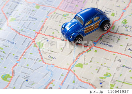 アメリカを車でドライブしながら旅行するイメージ 110641937