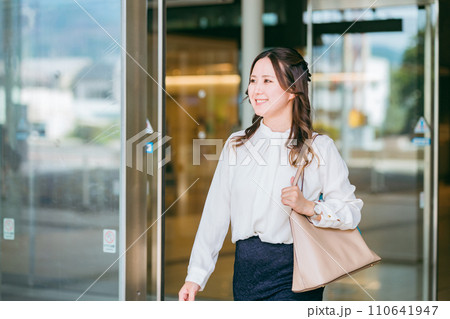 通勤・出勤・出社・出張するビジネスウーマン 通勤・出勤・出社・出張するビジネスウーマン 110641947