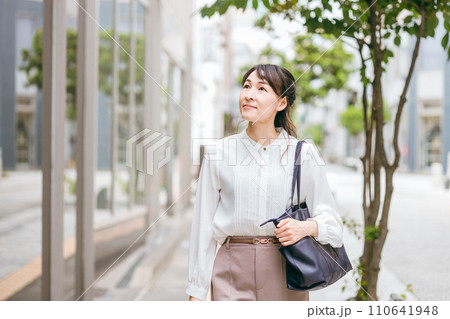 オフィス街を歩く・通勤するビジネスウーマン(訪問・観光・ランチ) オフィス街を歩く・通勤するビジネスウーマン(訪問・観光・ランチ) 110641948