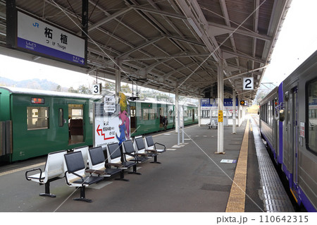 柘植駅に停車中の草津線・関西本線 110642315