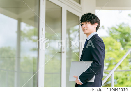 若いスーツ姿のビジネスマン・新入社員・転職・就職活動 110642356