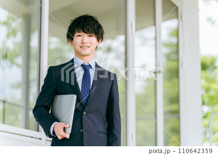 若いスーツ姿のビジネスマン・新入社員・転職・就職活動 110642359