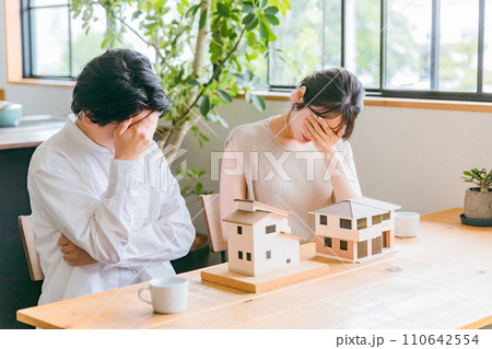 住宅購入について悩む夫婦（2世帯住宅・マイホーム・住宅ローン） 110642554