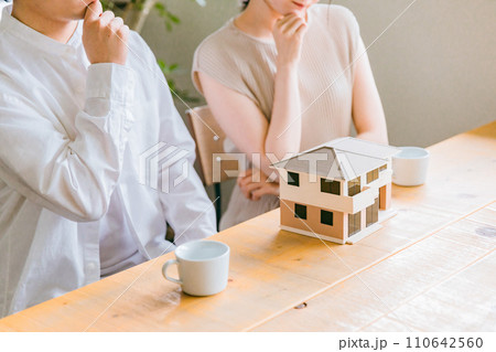 マイホームの計画をする若い夫婦(相談会・ハウスメーカー・家づくり) マイホームの計画をする若い夫婦(相談会・ハウスメーカー・家づくり) 110642560