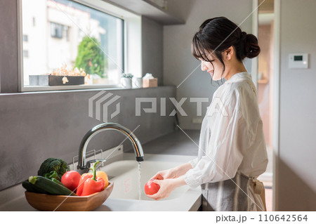 キッチンで料理・家事をする若いアジア人女性（自炊・朝食・ランチ） 110642564