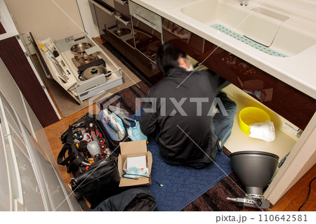 キッチン水栓の配管トラブルを修理する作業風景 110642581