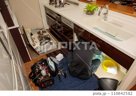 キッチン水栓の配管トラブルを修理する作業風景 110642582