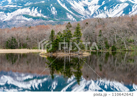 《知床国立公園》 知床五湖の自然風景 山と森と湖 二湖 《知床国立公園》 知床五湖の自然風景 山と森と湖 二湖 110642642