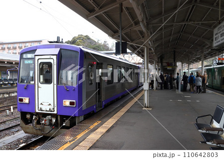 柘植駅に停車中の関西本線キハ120形 柘植駅に停車中の関西本線キハ120形 110642803
