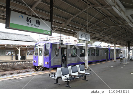 柘植駅に停車中の関西本線キハ120形 110642812