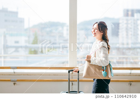 駅の跨線橋を歩く観光・旅行・女子旅をする女性(一人旅・国内旅行・休暇) 駅の跨線橋を歩く観光・旅行・女子旅をする女性(一人旅・国内旅行・休暇) 110642910