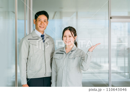 電気工事・電力会社・建築士・設計士・エンジニア・保守・点検・建設・建築・作業着姿の男女 電気工事・電力会社・建築士・設計士・エンジニア・保守・点検・建設・建築・作業着姿の男女 110643046