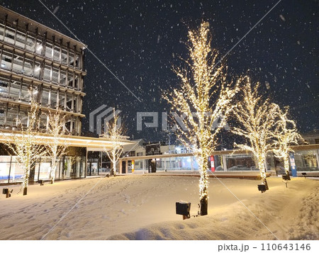 雪の積もった路面とイルミネーション 110643146