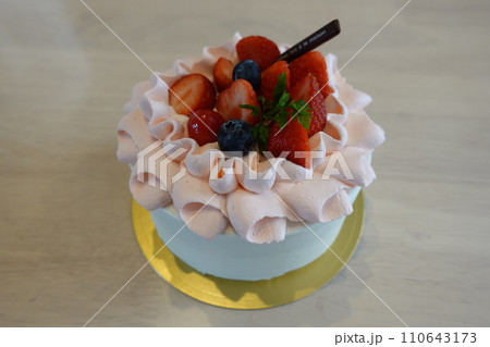 イチゴのケーキ 110643173