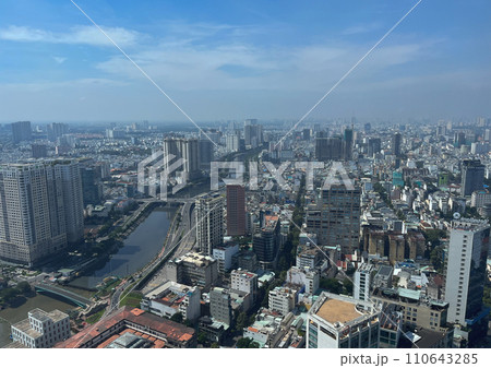 ベトナム ホーチミン　川とビル 110643285