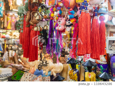 ホーチミンの市場のお土産 110643286