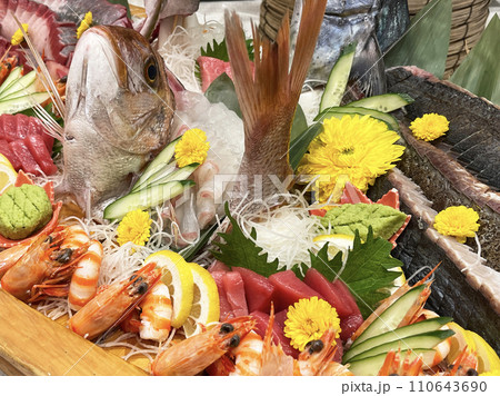 日本料理の鮮魚のお造り　豪華舟盛り 110643690