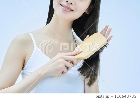 髪をブラッシングするロングヘアの女性 110643735