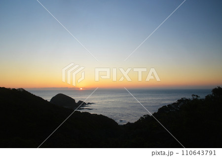 佐多岬の日の出 110643791
