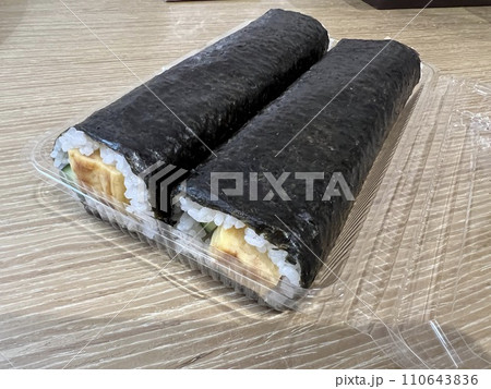 プラスチック容器に入った太巻き 110643836