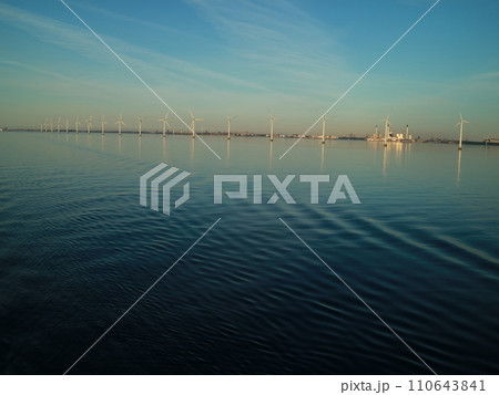 湖面のようなバルト海に浮かぶ洋上風力発電 湖面のようなバルト海に浮かぶ洋上風力発電 110643841