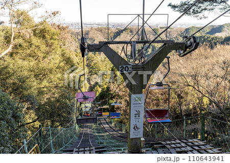 絶景を満喫　高尾山のリフトからの風景 110643941