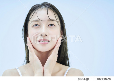 スキンケアをする若い女性 110644020