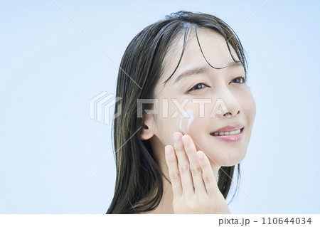 スキンケアをする若い女性 110644034