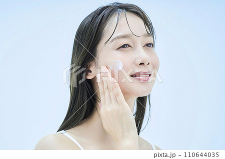スキンケアをする若い女性 110644035