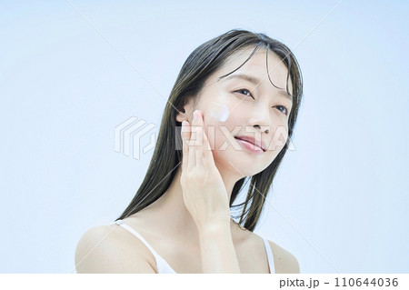 スキンケアをする若い女性 110644036