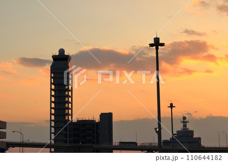夕方の関西国際空港の風景 110644182
