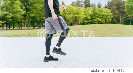 歩く・ウォーキングする男性の足・脚・筋トレ 110644213
