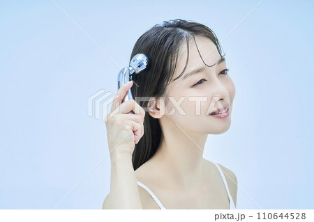 顔をセルフマッサージする若い女性 110644528