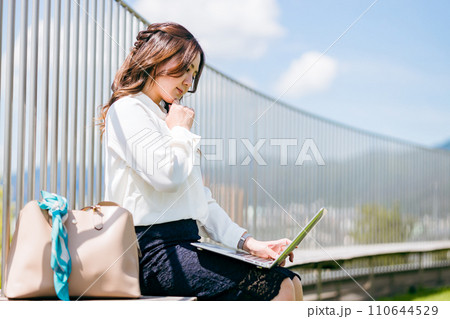 パソコンを見ながら考えるビジネスウーマン（投資・分析・資産運用・リサーチ） 110644529