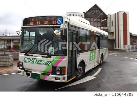 甲賀市コミュニティバスと貴生川駅南口駅舎 110644888