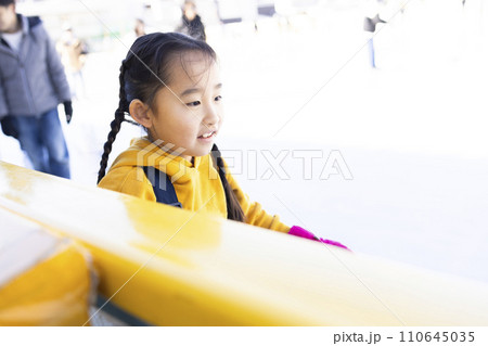アイススケートを楽しむ女の子 110645035