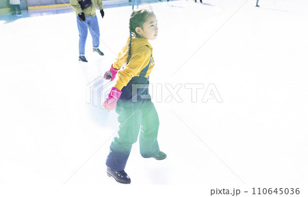 アイススケートを楽しむ女の子 110645036
