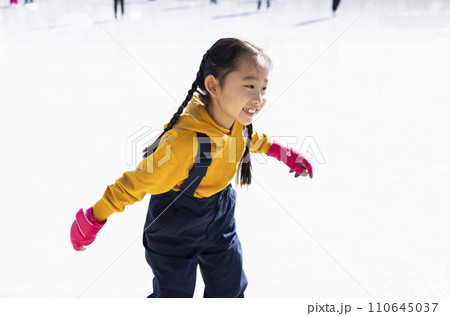 アイススケートを楽しむ女の子 アイススケートを楽しむ女の子 110645037