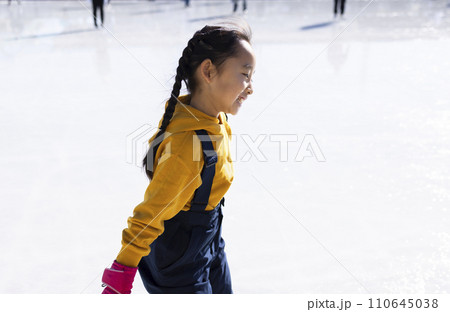 アイススケートを楽しむ女の子 110645038