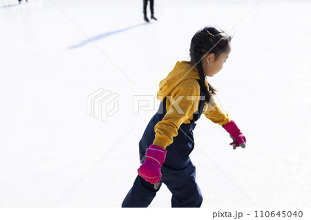 アイススケートを楽しむ女の子 110645040