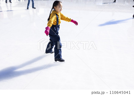 アイススケートを楽しむ女の子 110645041