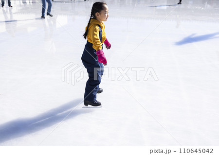 アイススケートを楽しむ女の子 110645042