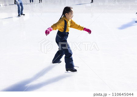 アイススケートを楽しむ女の子 110645044