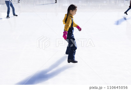 屋外アイススケートを楽しむ女の子 110645056
