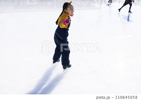 屋外アイススケートを楽しむ女の子 110645058