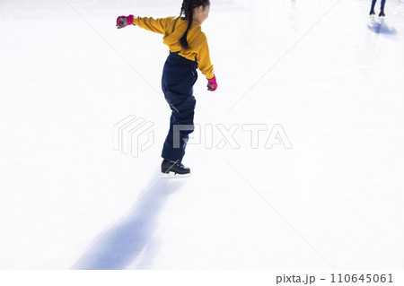 屋外アイススケートを楽しむ女の子 110645061