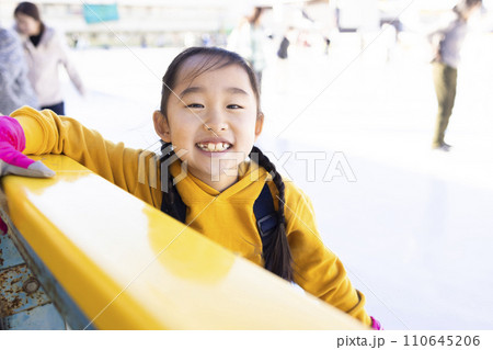 アイススケートを楽しむ女の子 110645206