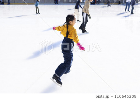 アイススケートを楽しむ女の子 アイススケートを楽しむ女の子 110645209